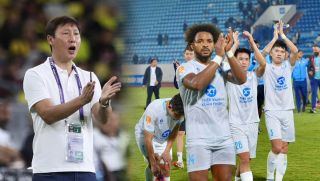 'Siêu tiền đạo' ĐT Việt Nam 'bắn tín hiệu', HLV Kim Sang-sik nhận tin vui trước trận tái đấu Malaysia