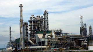 1 nhà máy lọc dầu của Việt Nam tăng cường nhập khẩu dầu từ Mỹ