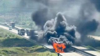 Hiện trường xe tải bốc cháy dữ dội trên cao tốc Nghi Sơn - Diễn Châu: Khẩn trương làm rõ nguyên nhân
