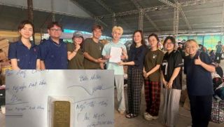 Nhặt được 5 chỉ vàng từ đồ cứu trợ, nhóm sinh viên lặng lẽ làm 1 điều khiến ai cũng bất ngờ