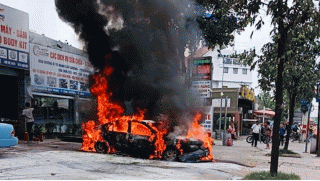 TP.HCM: Nhân viên garage phát hoảng khi nhìn thấy cảnh ô tô bị thiêu rụi trong phút chốc