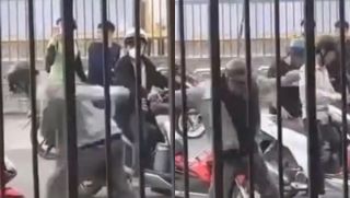 Tây Ninh: Người đàn ông cởi trần bị nhóm thanh niên đánh dã man giữa đường, công an vào cuộc