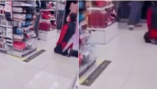 Nhân viên cửa hàng phải quỳ gối xin lỗi vì nhắc nhớ đứa trẻ, phản ứng của người mẹ gây sốc