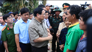 Thủ tướng Phạm Minh Chính chỉ đạo khẩn sau khi đến thăm người dân chịu ảnh hưởng nặng nề do mưa lũ