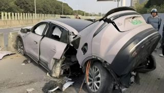 Xe điện gãy đôi sau cú đâm vào rào chắn bê tông: Tài xế sống sót khó tin