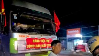Bức xúc vụ việc chiếc xe container dán băng rôn ‘'hàng cứu trợ đồng bào miền Trung' để chở hàng quá tải trọng