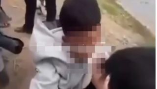 Rộ clip nam sinh lớp 10 bị bạn đánh đập, nhét băng vệ sinh vào miệng, công an vào cuộc