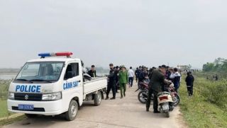 'Tóm gọn' 50 thanh niên tụ tập trước 'Cây Cô Đơn' để đu trend: Công an phát hiện gì tại hiện trường?