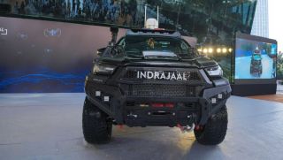 Bản Toyota Hilux đỉnh nhất từng xuất hiện: Công nghệ AI bắn hạ drone, cơ động như xe đặc nhiệm