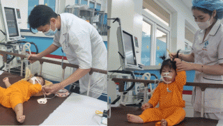 Bé gái 28 tháng tuổi bị mẹ bỏ rơi trong viện: Được các bác sĩ xem như con gái, chăm sóc vô điều kiện