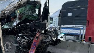 Hiện trường kinh hoàng xe ô tô tải tông vào xe đầu kéo đang gặp sự cố khiến 5 người thương vong