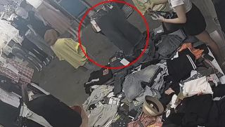 Camera hé lộ chiêu thức trộm đồ khó ngờ của người phụ nữ khiến chủ sạp quần áo ở Hải Phòng nghi ngờ
