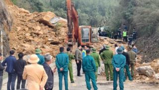 Sạt lở đất đá trên Quốc lộ 6 đoạn Mai Châu: 5 người thương vong, giao thông tê liệt