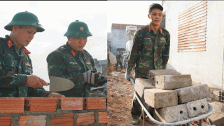 Xúc động hình ảnh cán bộ, chiến sĩ Quân đội nhân dựng lại từng căn nhà bị sập ở vùng lũ Gia Lai