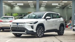 Giá lăn bánh Toyota Corolla Cross giữa tháng 12/2025 kèm ưu đãi cực khủng, dễ hạ đo ván Kia Seltos