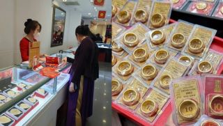 Giá vàng chốt phiên 17/12 bất ngờ quay đầu, SJC áp sát 156 triệu, thế giới vượt 4.300 USD gây chú ý giới đầu tư