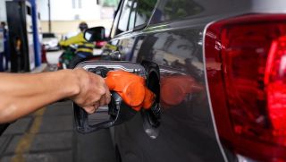 Giá xăng dầu hôm nay 17/12: Lao dốc chưa từng thấy, thị trường chạm đáy trong 5 năm qua