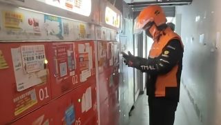 Hơn 1.000 cư dân hoảng loạn vì sống trên gần 200 hộc sạc pin xe điện, được ví như ‘bom nổ chậm’