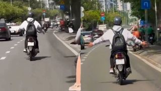Làm rõ danh tính nam thanh niên lái xe máy buông 2 tay ở TP.HCM, bị xử lý ra sao? 
