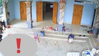 Lan truyền đoạn clip nghi vấn cụ ông dùng dao xuống tay dã man với người đàn ông nằm bất động trên nền nhà