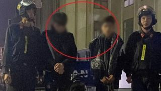 Không chấp hành hiệu lệnh dừng xe, 2 thiếu niên ném vỏ chai, xịt cay chống công an trong đêm