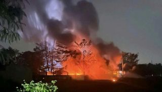 Bãi phế liệu bốc cháy dữ dội ở TPHCM, khói lửa đỏ rực trong đêm