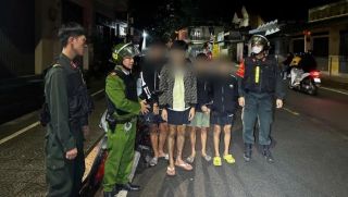 Mang dao kiếm ‘diễu phố’, nhóm tuổi teen ở Huế quay TikTok khoe chiến tích: Lộ chuỗi vi phạm, công an vào cuộc khẩn