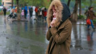 Miền Bắc chuẩn bị đón mưa rét, không khí lạnh tràn về khiến thời tiết Hà Nội và nhiều nơi giảm nhiệt rõ rệt