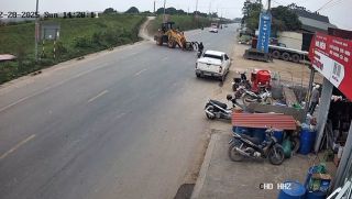 Clip ám ảnh: Máy xúc đâm trực diện xe máy, tài xế văng khỏi xe giữa quốc lộ ở Phú Thọ