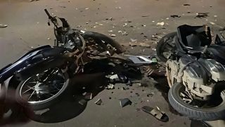 Camera ghi lại cảnh 2 xe máy lao như ‘bay’, tông nhau trực diện ở Bắc Ninh, 3 người tử vong 