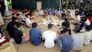 Hiện trường bắt quả tang sới bạc được tổ chức giữa bãi đất hoang ở miền Tây: Thu giữ được gì?