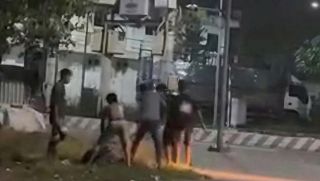 Vụ hành hung hội đồng trên đường TPHCM: Nạn nhân co ro chịu trận, liên tục van xin