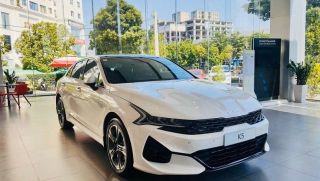 Kia K5 ‘đe nẹt’ Toyota Camry bằng giá lăn bánh cực rẻ, kèm theo ưu đãi hấp dẫn cuối tháng 12/2025