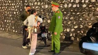 Phát hiện người phụ nữ địu con lên cầu Bãi Cháy định làm điều dại dột, lý do nghe vừa giận vừa thương