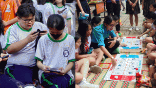 Phản ứng của học sinh ở TPHCM khi 100% trường học hạn chế sử dụng điện thoại trong giờ ra chơi