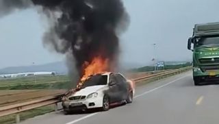 Hiện trường ô tô bốc cháy dữ dội giữa đường N5 Nghệ An: Tình hình tài xế gặp nạn ra sao? 