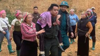 Tìm thấy người phụ nữ lạc vào rừng sâu: Gia đình đau đớn khi thấy tình trạng nguy cấp của nạn nhân