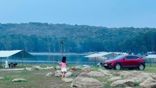 Lái xuyên đêm vào vùng lũ, nữ CEO thừa nhận: ‘VinFast VF 6 giúp tôi tự tin sau vô-lăng’