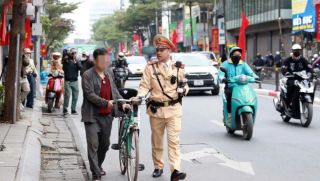 CSGT Hà Nội xử phạt người đi xe đạp vi phạm nồng độ cồn trong dịp Tết Dương lịch