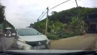 Camera ghi lại cảnh rùng mình khi 2 ô tô đâm trực diện ở Tuyên Quang, nguyên nhân từ chiếc xe ô tô 7 chỗ