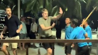 Cầm xẻng đuổi đánh khách nước ngoài ở Nha Trang: Quán bar bị đình chỉ, chủ quán thừa nhận một điều