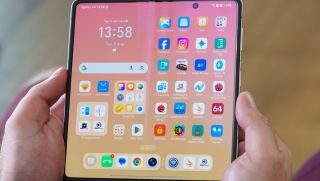 Đây là vua điện thoại màn gập mỏng nhẹ đáng mua nhất đầu năm 2026, trang bị xịn vượt mặt Galaxy Z Fold7