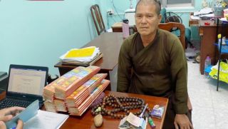 Mặc áo tu sĩ gõ cửa từng nhà bán nhang, chiêu trục lợi từ thiện bị Công an Cà Mau lật tẩy