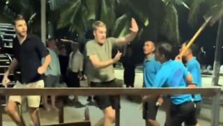 Chưa xong vụ nhân viên quán bar ở Nha Trang dùng xẻng đuổi khách nước ngoài: Số tiền bị phạt gây sốc