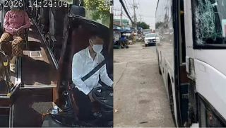 Xe khách va chạm mạnh với xe tải khi đang chạy, lộ clip ghi lại hành động gây sốc của tài xế xe khách