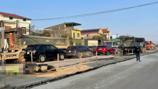 Tai nạn giao thông nghiêm trọng ở Nghệ An: Xe máy va chạm ô tô đầu kéo, 2 bà cháu tử vong thương tâm