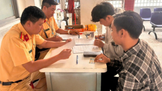 Cái kết đắng cho hai thanh niên chống đối CSGT, ném bộ đàm khi kiểm tra nồng độ cồn ở TPHCM