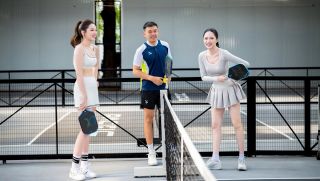 Lý Hoàng Nam hút trăm nghìn lượt xem: Đấu cùng lúc 2 hoa hậu, chơi pickleball bằng tay không thuận