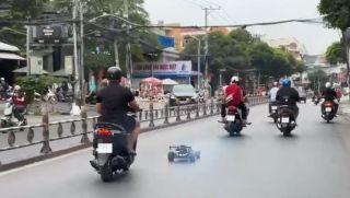 Người đi đường phẫn nộ cảnh nam thanh niên vừa lái xe vừa điều khiển xe mô hình, liên tục lạng lách