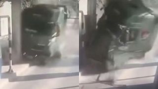 Khoảnh khắc xe đầu kéo mất lái, tông thẳng trạm thu phí ở Lạng Sơn: Tình trạng tài xế gây chú ý